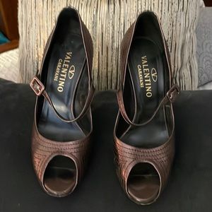 Bronze peep toe pump